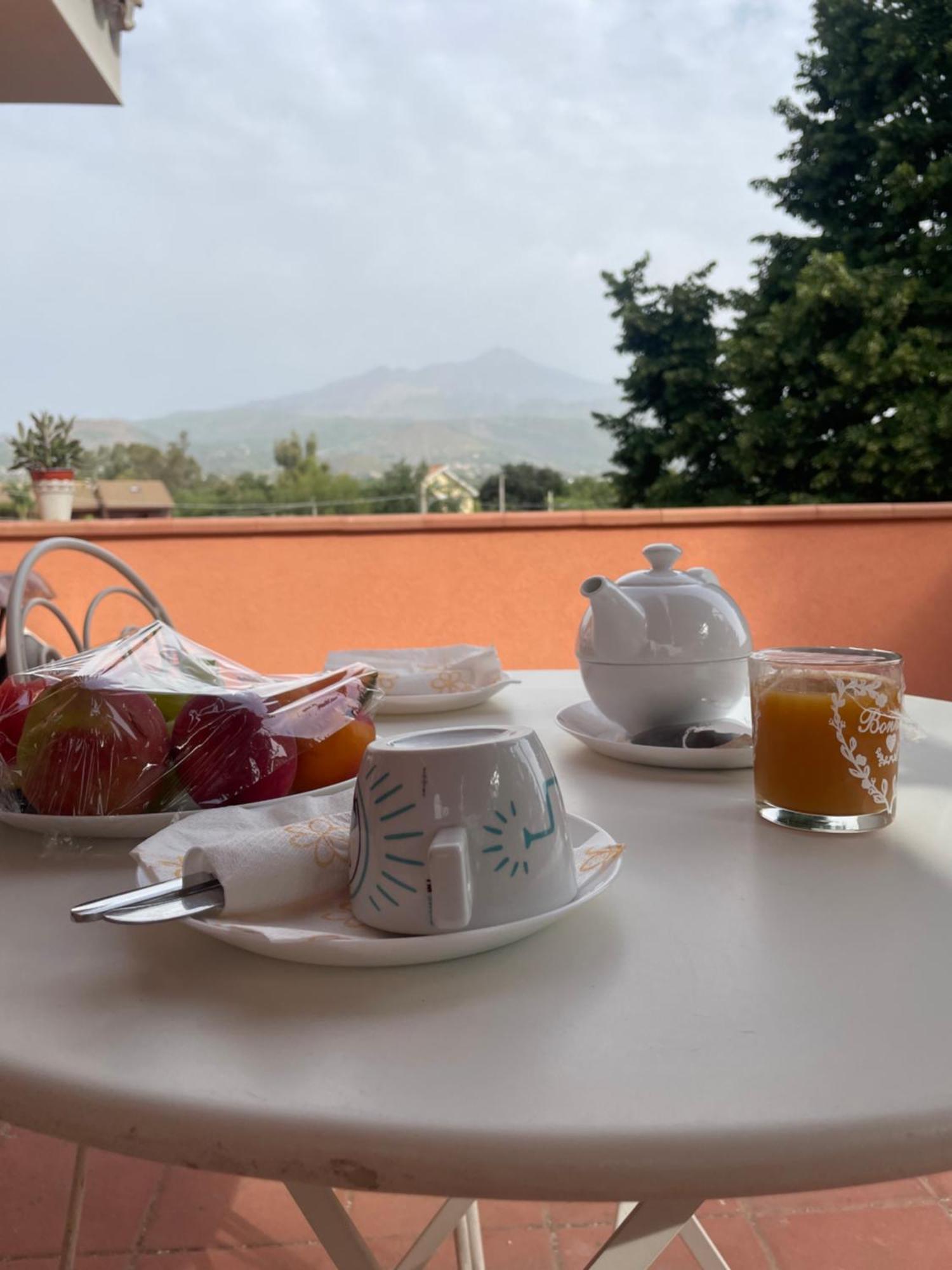 Hotel Linden House Etna Aci SantʼAntonio Esterno foto